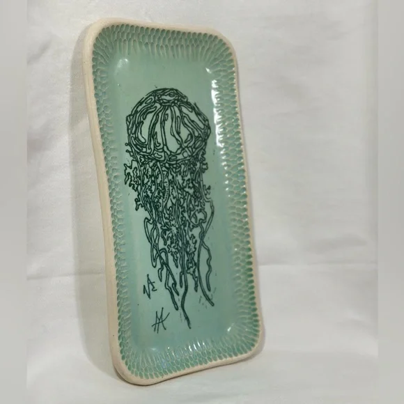 Studio pottery trinket tray. Green glaze with hand painted Jellyfish design. - Picture 2 of 14